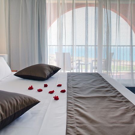 Lighthouse Golf & Spa Hotel Balchik Luaran gambar A bedroom at the hotel