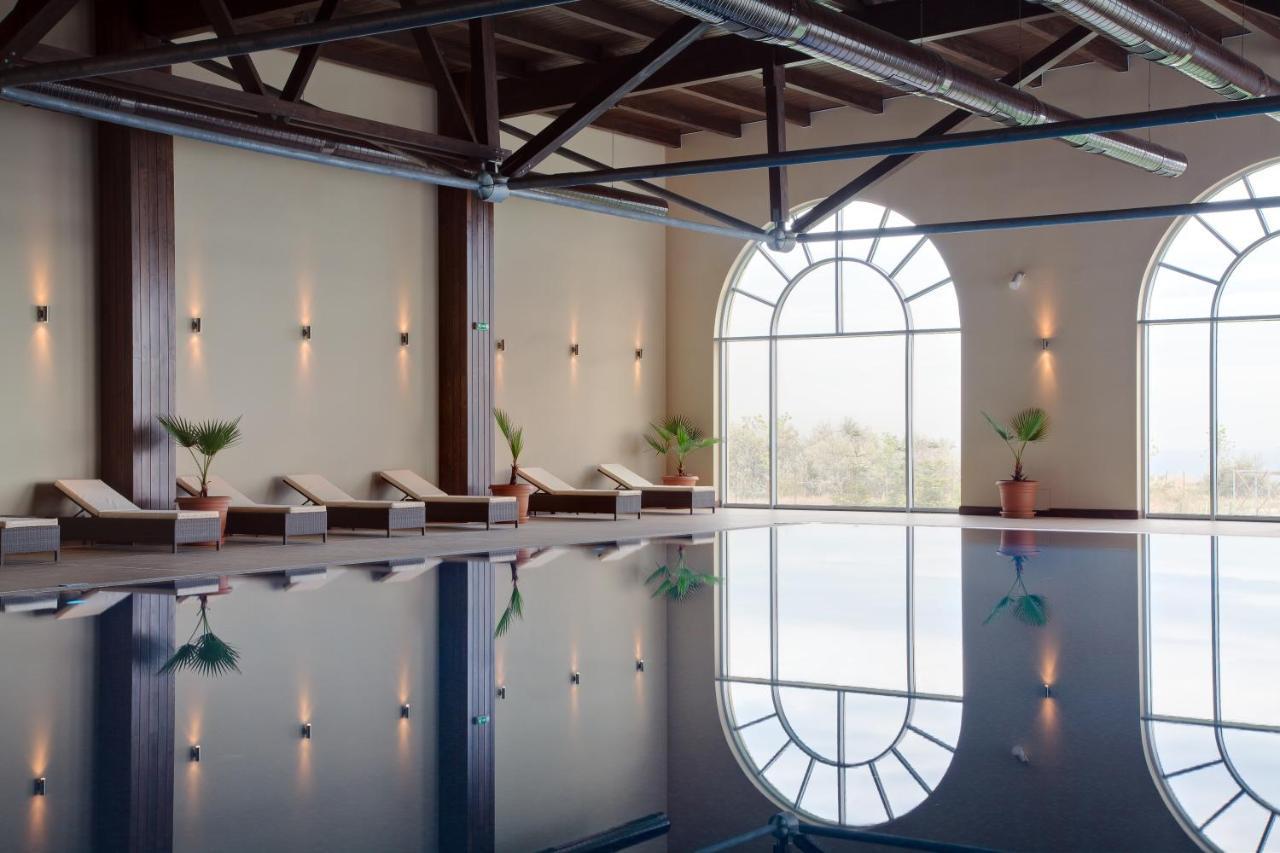 Lighthouse Golf & Spa Hotel Balchik Luaran gambar Interior of the library