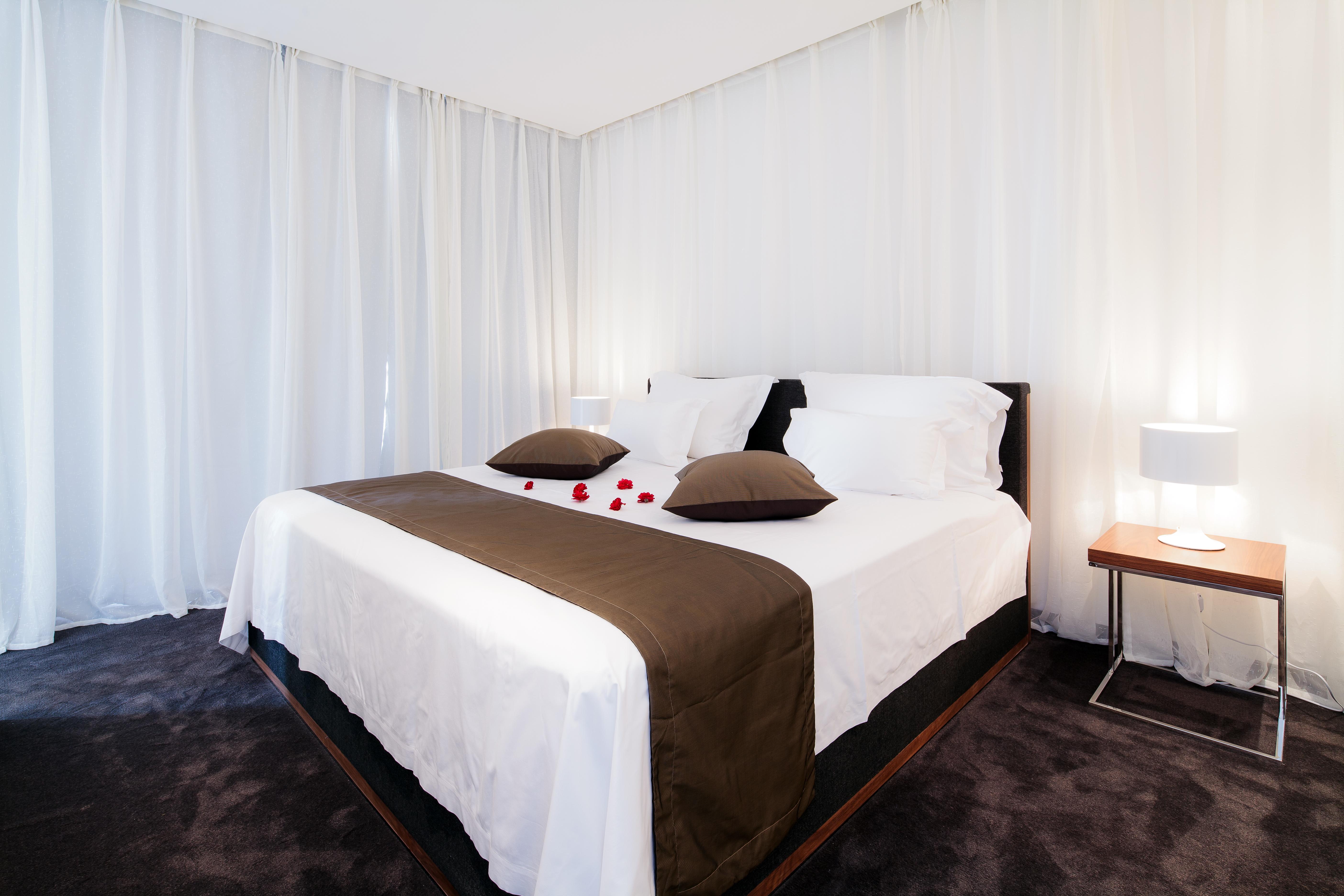 Lighthouse Golf & Spa Hotel Balchik Luaran gambar A bed with a bed runner