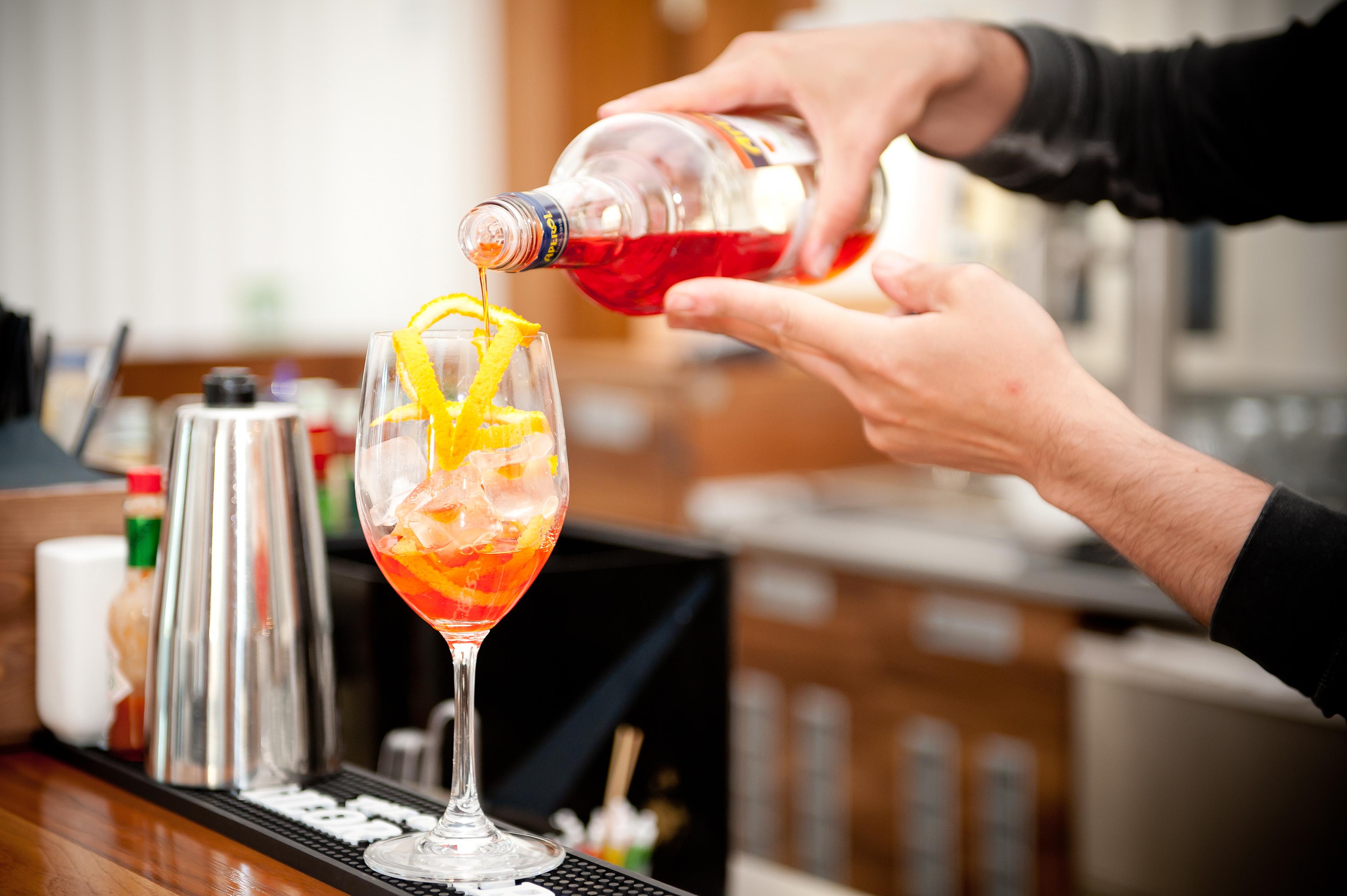 Lighthouse Golf & Spa Hotel Balchik Luaran gambar A bartender preparing a cocktail