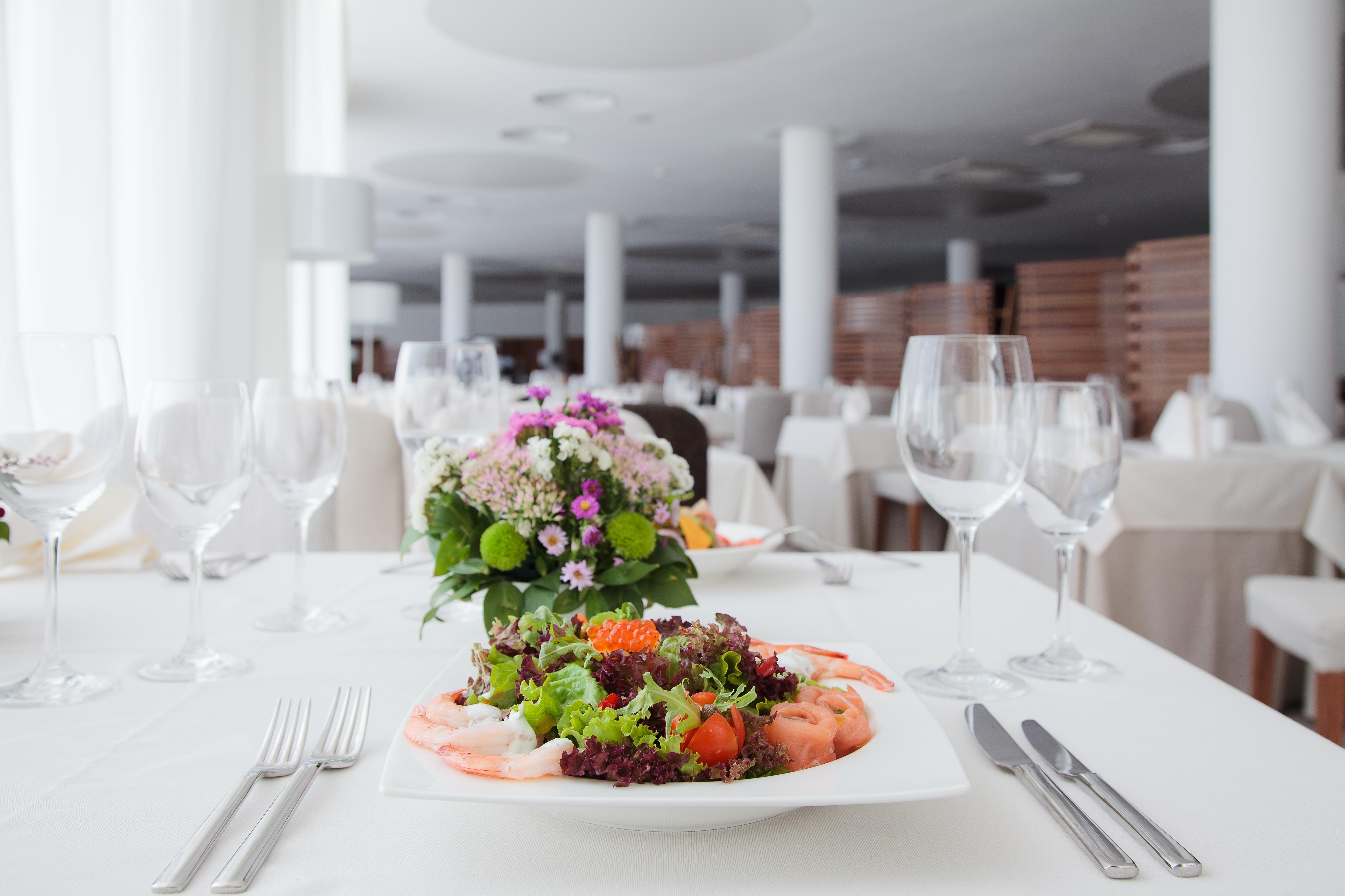 Lighthouse Golf & Spa Hotel Balchik Luaran gambar A salad on a plate