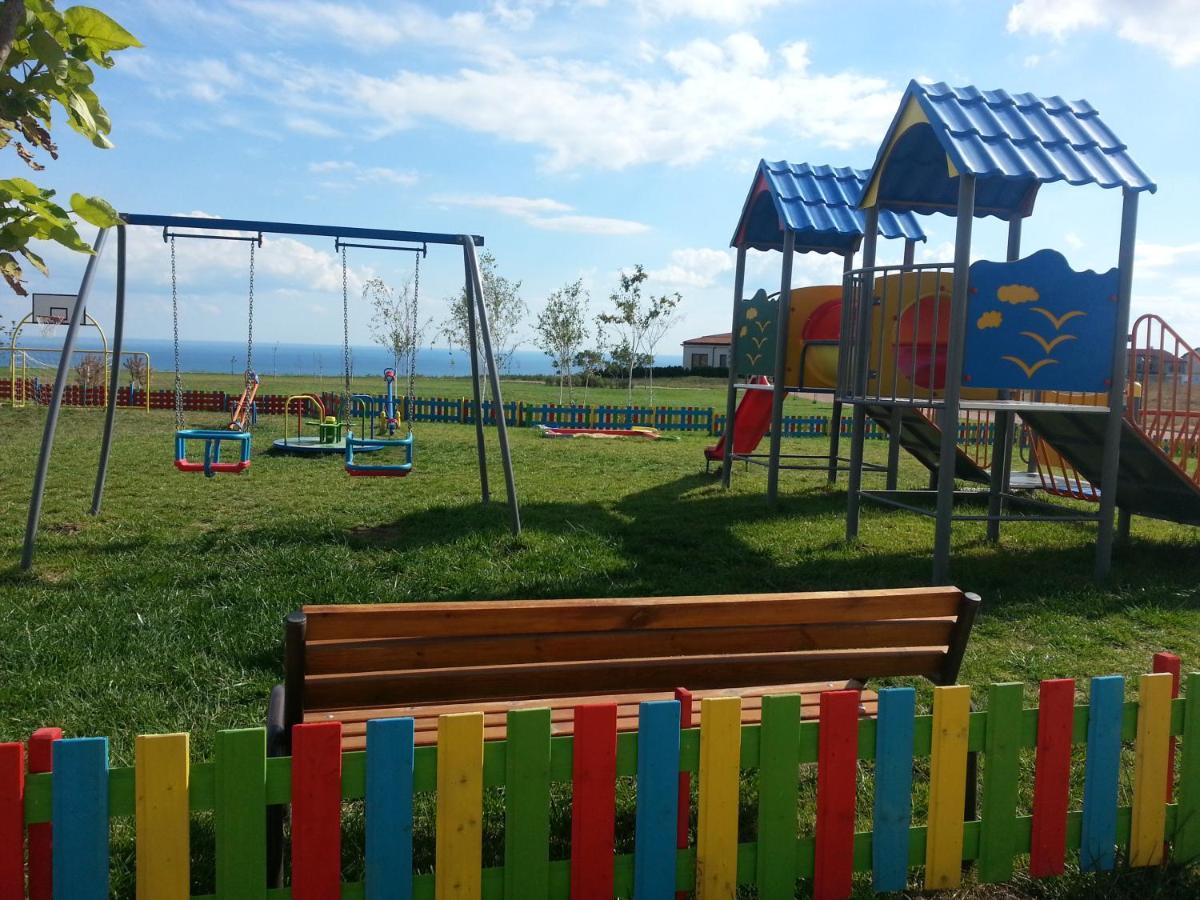 Lighthouse Golf & Spa Hotel Balchik Luaran gambar Playground in the village