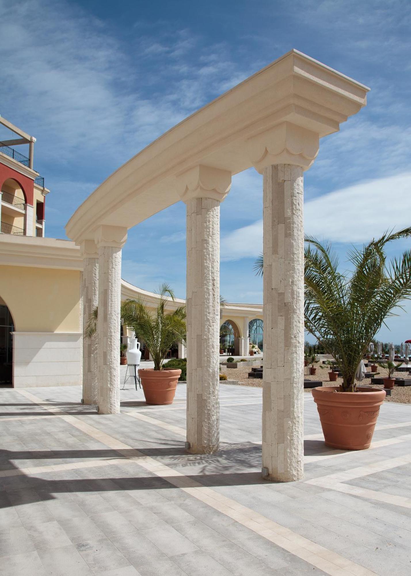 Lighthouse Golf & Spa Hotel Balchik Luaran gambar Columns made of limestone