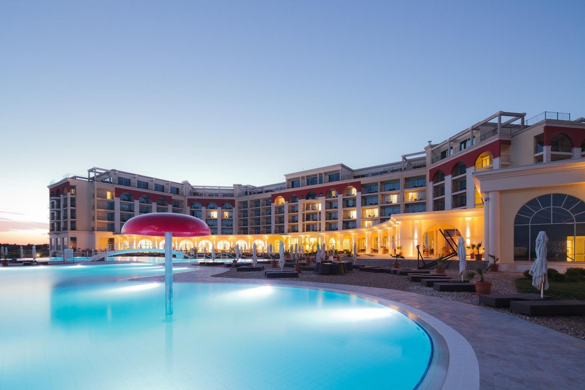 Lighthouse Golf & Spa Hotel Balchik Luaran gambar The hotel at sunset