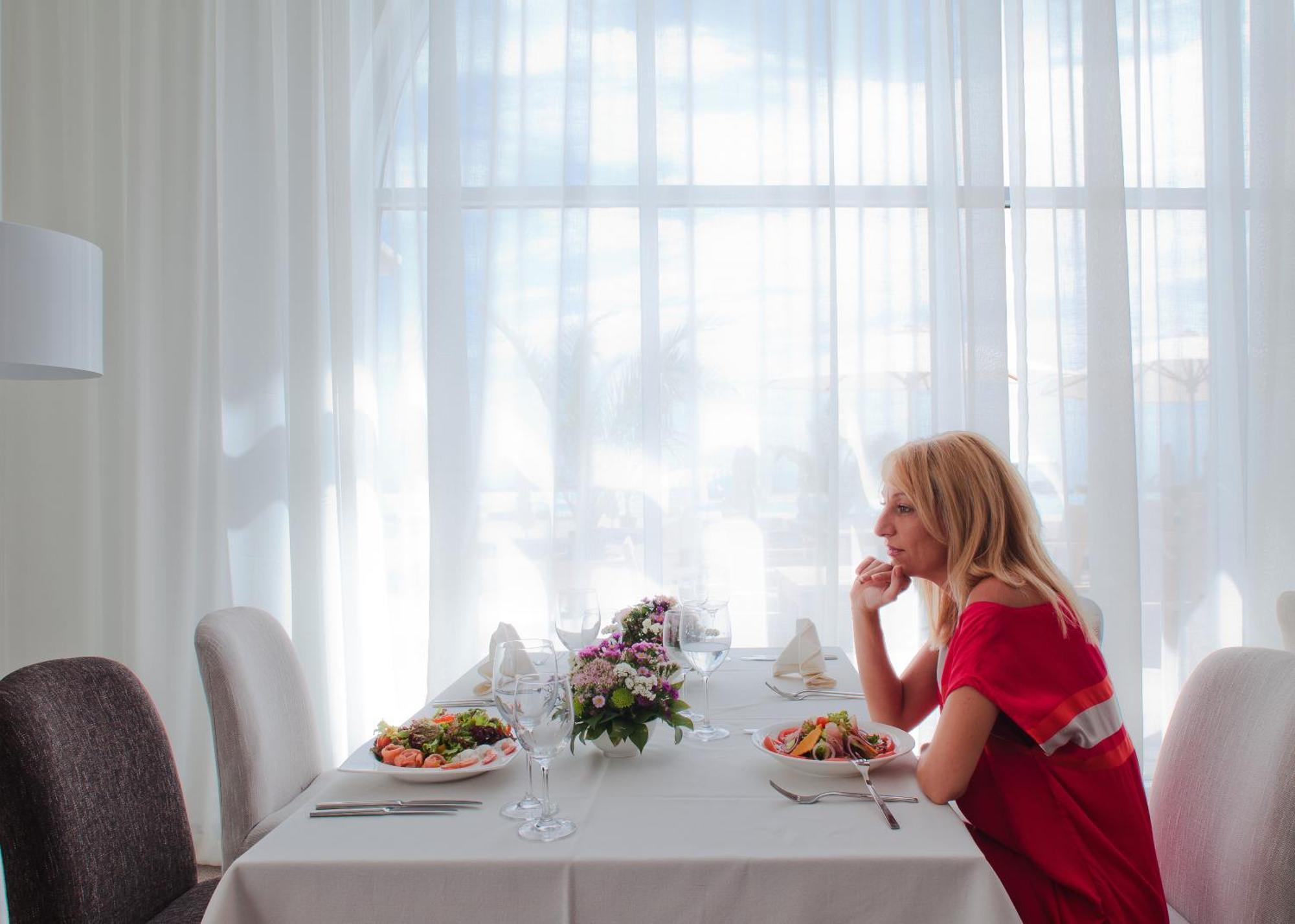 Lighthouse Golf & Spa Hotel Balchik Luaran gambar A woman at a restaurant