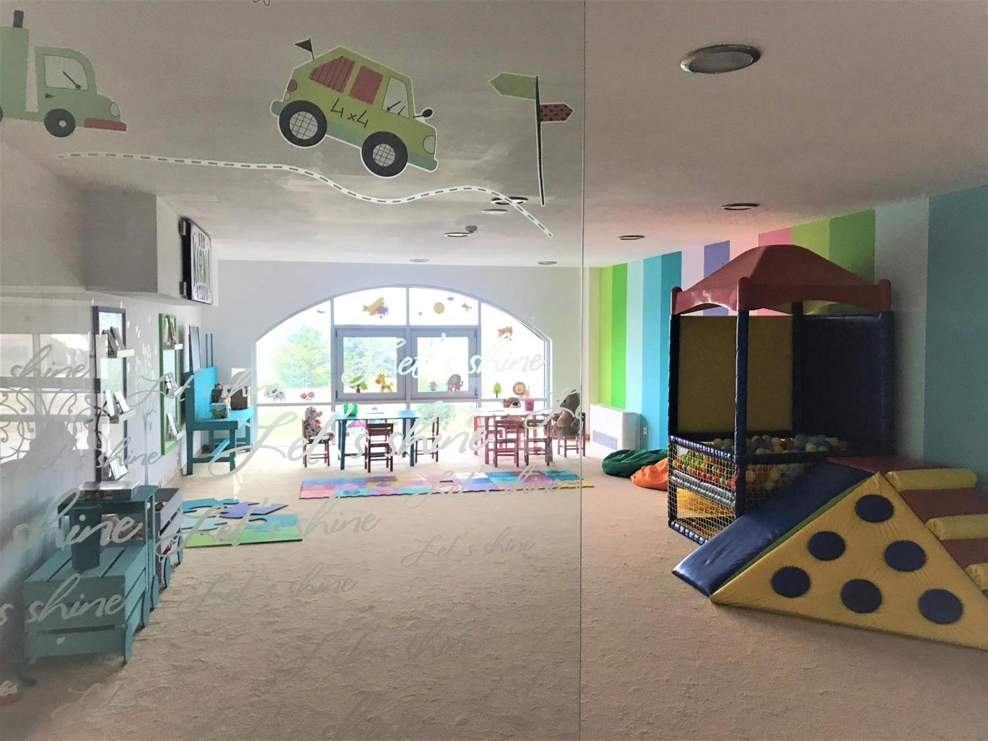 Lighthouse Golf & Spa Hotel Balchik Luaran gambar The interior of a typical nursery