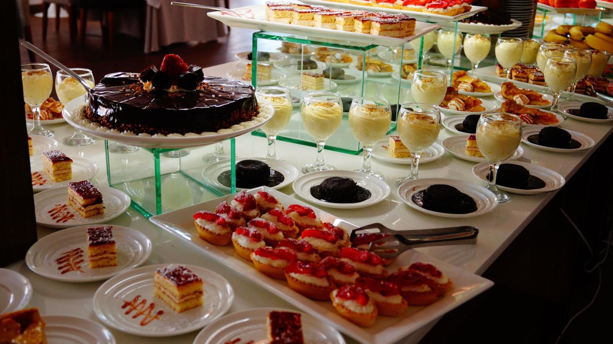 Lighthouse Golf & Spa Hotel Balchik Luaran gambar A dessert buffet