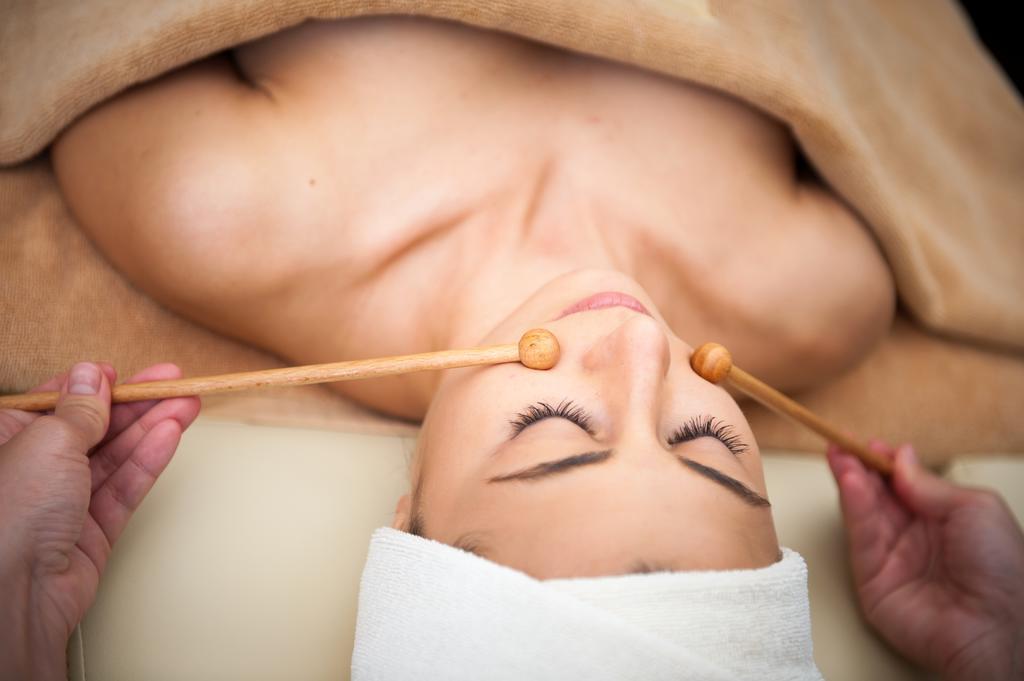 Lighthouse Golf & Spa Hotel Balchik Luaran gambar Facial massage with bamboo sticks