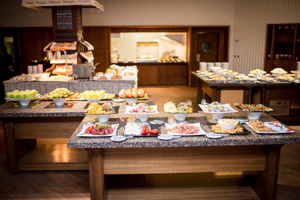 Lighthouse Golf & Spa Hotel Balchik Luaran gambar A buffet at a hotel