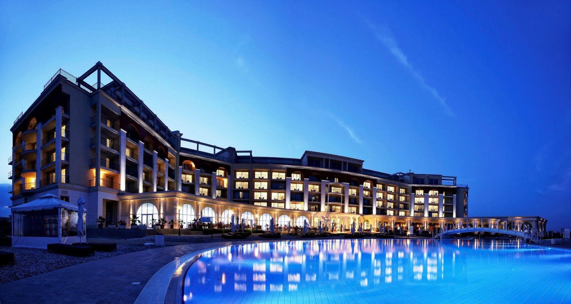 Lighthouse Golf & Spa Hotel Balchik Luaran gambar The hotel at night