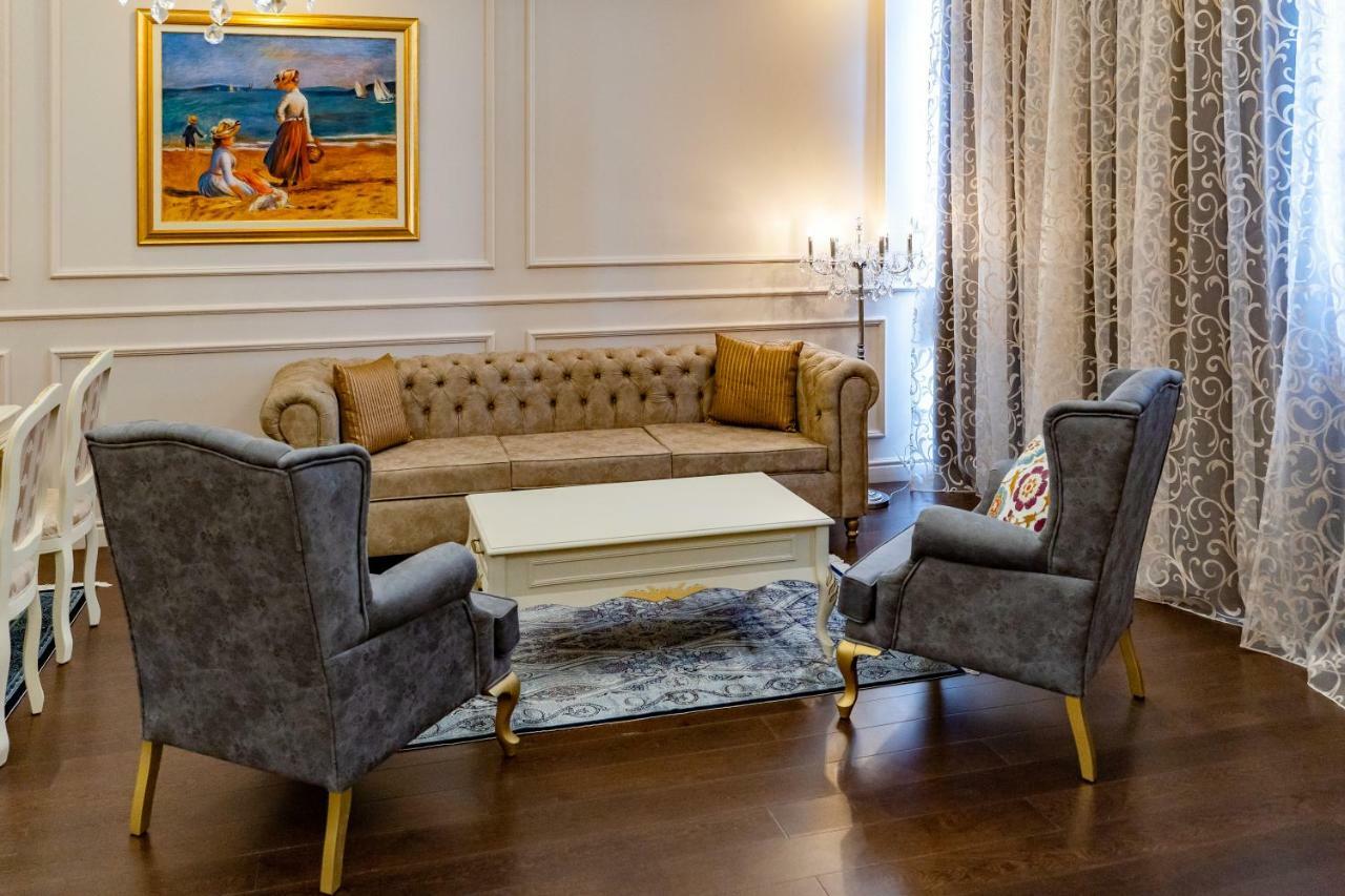 Lighthouse Golf & Spa Hotel Balchik Luaran gambar A living room with a sofa and two armchairs
