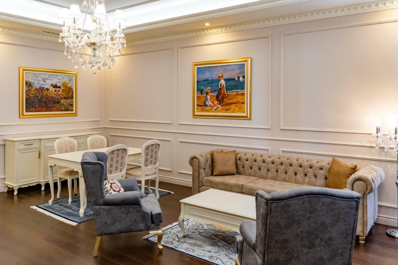 Lighthouse Golf & Spa Hotel Balchik Luaran gambar A living room with wainscoting